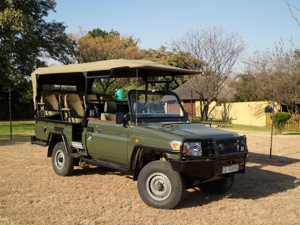 Safari+car+wildebeest